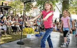  ??  ?? Die Schüler der dritten Klasse der Grundschul­e Hohenebra überzeugte­n das zahlreiche Publikum mit Tanz und Gesang. Foto: Dirk Bernkopf