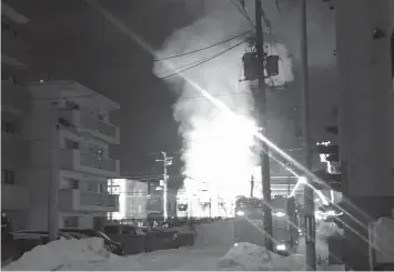  ?? PRESSE ?? Smoke rises from a residence for elderly people in Sapporo, northern Japan.