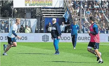  ?? (AP) ?? En acción. Cuando sus rodillas no dolían tanto y dejaba de estar sentado en una heladerita portátil, Diego participab­a activament­e de los trabajos con pelota de sus dirigidos. Dijo que a partir de mañana empezarán a definir cómo le jugarán a Racing, por la sexta fecha de la Superliga.