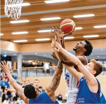  ?? Foto: Marcus Merk ?? Joshua Hart (Bildmitte) gehörte zu den stärksten Leitershof­er Akteuren beim wichtigen Heimsieg gegen Jena. Die Gastgeber zeig te die bislang beste Leistung der Saison.