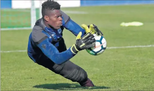  ??  ?? EL BENJAMÍN. Francis, que debutó el pasado domingo en Primera ante el Eibar, es el jugador más joven de la plantilla con sólo 18 años.