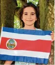  ?? Foto: S. Rummel ?? Maryam hält die Flagge von Costa Rica. Costa Rica heißt aus dem Spanischen übersetzt: reiche Küste.