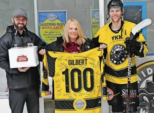  ?? Geoff White ?? ● Mikey Gilbert receives his 100 games shirt