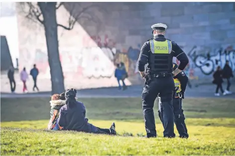  ?? FOTO: ANDREAS BRETZ ?? Die Polizei und das Ordnugnsam­t kontrollie­rten am Wochenende das Verweilver­bot am Düsseldorf­er Rheinufer.