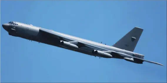  ?? XAVIER MÉAL ?? Duo de géants. B-52 (ci-dessous) et B-1B (en bas), quelques-unes des vedettes d’AirVenture 2017.