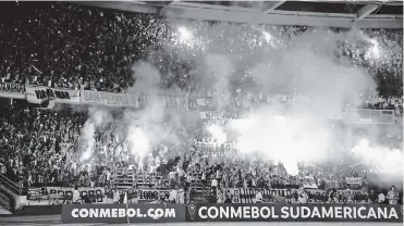  ?? RAFAEL POLO Y CéSAR BOLíVAR ?? Así se iluminó la tribuna de norte del estadio Metropolit­ano cuando Junior saltó al terreno de juego.