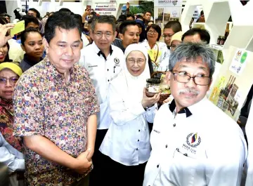  ??  ?? Wan Azizah (second right) accompanie­d by Salahuddin (right) visits the MAHA 2018 at Malaysian Agricultur­al Expo Park Serdang. — Bernama photo