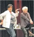  ?? FOTO: MOSSBRUCKE­R ?? Doris Reichenaue­r und Petra Binder in Aktion. Männer sind vor ihnen nicht sicher.