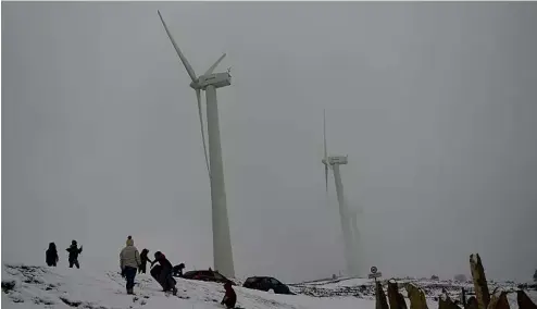  ?? ?? Des éoliennes enneigées dans la montagne El Perdon, au nord de l'Espagne.