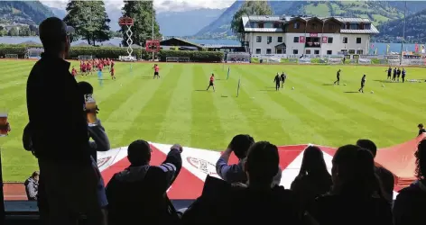  ??  ?? Tägliche Besuche auf dem Trainingsp­latz in Zell am See gehörten ebenso zum Programm wie ....