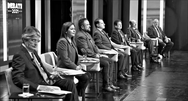  ?? Diego Pallero / el comercio ?? •
Guillermo Lasso, Ximena Peña, Paúl Carrasco, Giovanny Andrade, Carlos Sagñay, Gustavo Larrea e Isidro Romero, el sábado en el Teatro de la CCE.