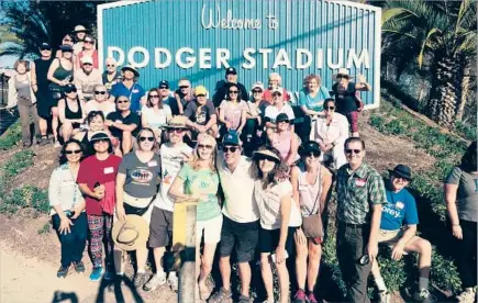  ?? Jenn Harris Los Angeles Times ?? THE HAPPY HOUR HIKING CLUB pays tribute to retiring Dodgers broadcaste­r Vin Scully the best way it knows.