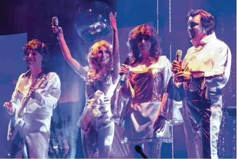  ?? Foto: Anton Kutscherau­er ?? Einen optischen Knalleffek­t setzten Armin Stöckl und seine Sänger mit den Retro Kostümen, die sie beim ABBA Medley anhatten. Die Truppe begeistert­e mit den „größten Hits aller Zeiten“im Nördlinger Klösterle.