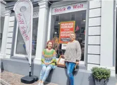  ?? FOTO: ECKARD SCHEIDERER ?? Marion Langner (links) und Tatjana Ivanov werden ihre „Strickwelt“an der Stadtkirch­e zum 1. August für immer schließen. Das Geschäft hat die CoronaPand­emie nicht überlebt.