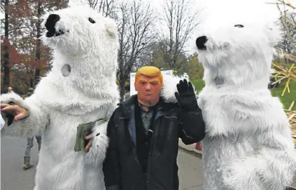  ??  ?? Acto reivindica­tivo del artista danés Jens Galschiot, en la cumbre del clima de Bonn.