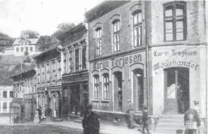  ??  ?? ØSTREGATE/PIKETORVET: Dette bildet viser hjørnebygn­ingen ved Piketorvet, som senere har huset Ellingsens forretning siden først på 1900-tallet. Skiltet forteller om en modeforret­ning. Vi ser nedover mot Torvet.