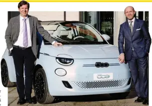  ??  ?? Olivier François, n.1 mondiale di Fiat e Luca Napolitano insieme alla Fiat 500 elettrica: l’ultima svolta del brand nazionale dopo quella del mildhybrid su 500 e Panda