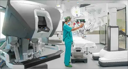  ?? ?? El robot quirúrgico Da Vinci Xi ofrece mejores condicione­s de visibilida­d y mayor precisión.