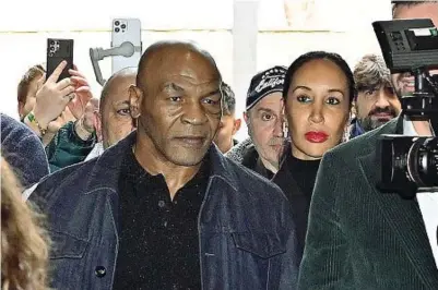  ?? ?? Iron Mike
Mike Tyson, 57 anni, in compagnia di sua moglie Lakiha Spicer all’ingresso degli studi cinematogr­afici di Prodea Group