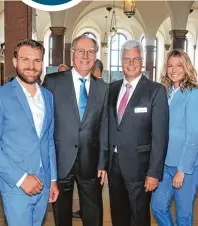  ??  ?? Die IHK Models Daniel Jacob und Kristina Wolff mit den Gastgebern Peter Saalfrank (Zweiter von links) und Dr. Andreas Kopton (Zweiter von rechts).