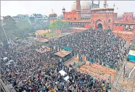  ?? RAJ K RAJ/HT PHOTO ?? After the Friday prayers around 1pm, a large group of protesters gathered on the stairs of the Jama Masjid’s gate number 1. Locals welcomed them by showering flowers from their windows and balconies.