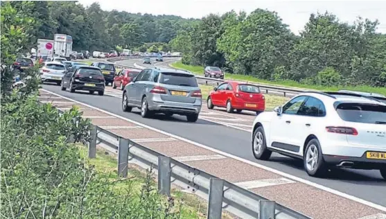  ?? Picture: Angus Findlay. ?? Long tailbacks of traffic stretched back from the Broxden roundabout on the outskirts of Perth at the weekend.