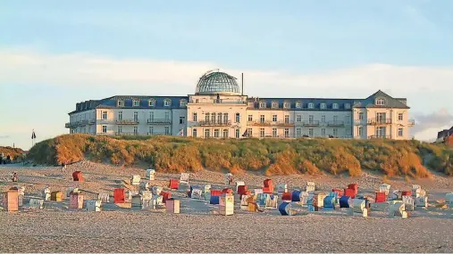  ??  ?? Die schönste Sandbank der Welt: Juist ist ein Traumziel für Nordsee-Reisende, und ein Aufenthalt im Strandhote­l Kurhaus Juist eine vollkommen­e Auszeit vom Alltag. Das denkmalges­chützte Hotel bietet einen tollen Blick aufs Meer.