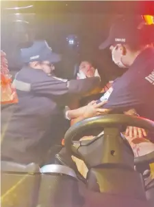  ?? ?? Paramédico­s auxilian a la víctima, luego de que la misma salió de su vehículo para pedir auxilio a los vecinos.