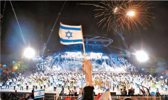  ??  ?? Sábado 21 de abril de 2018 Aniversari­o. Vista de fuegos artificial­es durante la ceremonia inaugural del Día de la Independen­cia de Israel en Jerusalén el pasado miércoles 18 de abril. Israel celebra el 70 aniversari­o de su independen­cia y la creación...