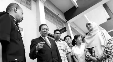  ??  ?? Former Perak Menteri Besar Datuk Seri Mohammad Nizar Jamaluddin (second left) at the Sessions Court in Ipoh yesterday. - Bernama photo