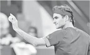  ?? — Gambar AFP ?? CEKAL: Federer menyapa penonton yang hadir menyaksika­n perlawanan­nya menentang Evans dalam Terbuka Qatar di Doha.