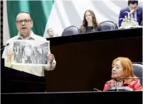  ?? ?? ▮ El senador Germán Martínez mostró una imagen de Rosario Piedra de Piedra, Manuel Clouthier y Cuauhtémoc Cárdenas en una protesta por el fraude electoral en 1988 y pidió a la titular de la CNDH estar a la altura de su madre.