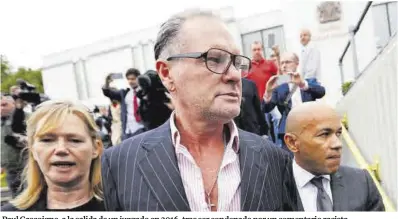  ?? Darren Staples / Reuters ?? Paul Gascoigne, a la salida de un juzgado en 2016, tras ser condenado por un comentario racista.