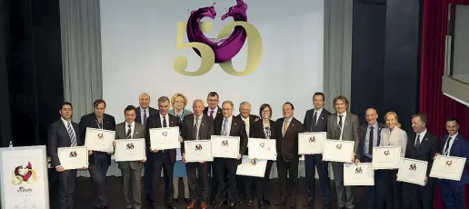  ??  ?? Foto di gruppo Tutti i premiati ieri a Roma a margine della presentazi­one del Vinitaly edizione numero 50: sono i rappresent­anti delle aziende vinicole che hanno sempre partecipat­o come espositori