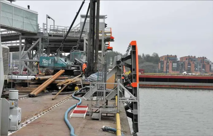  ?? JAN-OLE EDBERG ?? PÅLNING. Kajen vid Viking Lines passagerar­terminal pålas inför byggandet av den automatisk­a fartygsför­töjningen.
