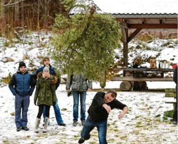  ?? ?? Sieht komplizier­t aus und ist es auch: Am Samstag findet wieder die schwäbisch­e Meistersch­aft im Weihnachts­baum-Weitwurf statt. Der CCK Fantasia Königsbrun­n lädt mit dem Prinzenpaa­r Nina I. und Florian III. zum „Frühshowpe­n“ein (rechts oben). Die Zusamtaler Bettschone­r (rechts unten) feiern ihren Inthronisa­tionsball.