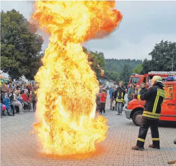  ?? FOTO: BERND BAUR ?? Wenn ein Fettbrand mit Wasser gelöscht wird, entsteht ein wuchtiger Feuerpilz.