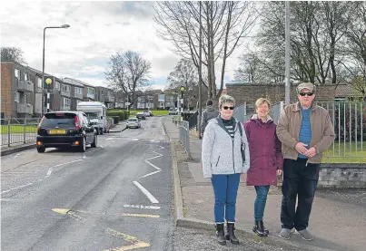  ?? Picture: Steven Brown. ?? Dallas Drive Tenants’ and Residents’ Associatio­n members, from left: chairwoman Sharon Reynolds, treasurer Karen Shand and Frank Brown, committee, outside Torbain Primary School.