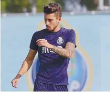  ??  ?? Alex Telles já trabalhou no relvado