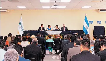  ??  ?? FUNDADORES. CONSEJO DE DIRECTORES, EL PERSONAL DOCENTE Y ADMINISTRA­TIVO EN EL EVENTO DEL 35.º ANIVERSARI­O DE LA USO EN EL AUDITORIO LOS FUNDADORES.