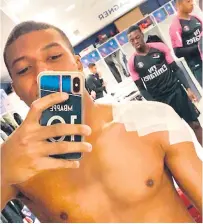  ??  ?? HUMOR. Kylian Mbappé publicó ayer una fotografía en la que hacía alusión a las lesiones de Atom.