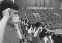  ?? PHOTOS BY GAO ERQIANG / CHINA DAILY ?? Above: Young members take the Party oath at the same event.