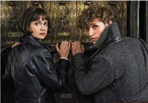  ??  ?? MANCUERNA Katherine Waterston y Eddie Redmayne comparten créditos otra vez en esta saga.