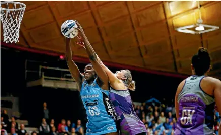 ?? PHOTO: PHOTOSPORT ?? The Steel’s Jhaniele Fowler-Reid wins the ball under pressure from Leana de Bruin, of the Stars, in Auckland last night.