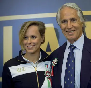  ??  ?? La A Federica sinistrasc­elta Pellegrini con Giovanni Malagò, presidente del Coni. Ieri, a Roma, l’annuncio ufficiale della scelta della campioness­a di Spinea come portabandi­era dell’Italia ai Giochi di Rio