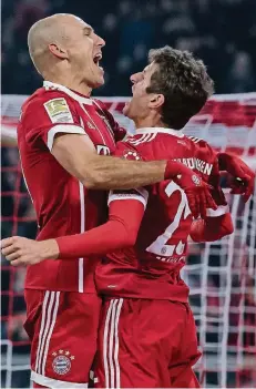  ?? FOTO: DPA ?? Jubeltänzc­hen: Der Münchner Thomas Müller (r.) feiert mit Arjen Robben seinen Treffer zum 2:1 gegen Schalke.
