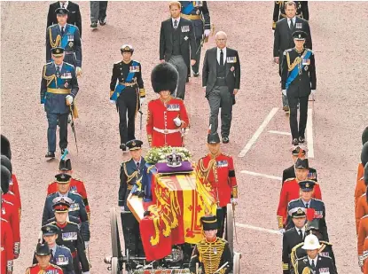  ?? REUTERS ?? La familia real en el cortejo fúnebre de la monarca.