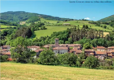  ??  ?? Sainte-Croix-en-Jarez au milieu des collines