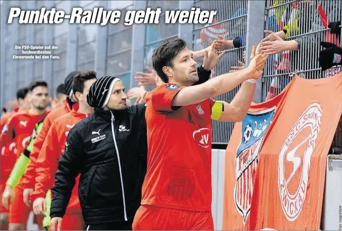  ??  ?? Die FSV-Spieler auf derhochver­dienten Ehrenrunde bei den Fans.