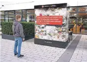  ??  ?? Diese Installati­on zeigt den Plastikmül­l eines Tages am Campus in Heerdt.